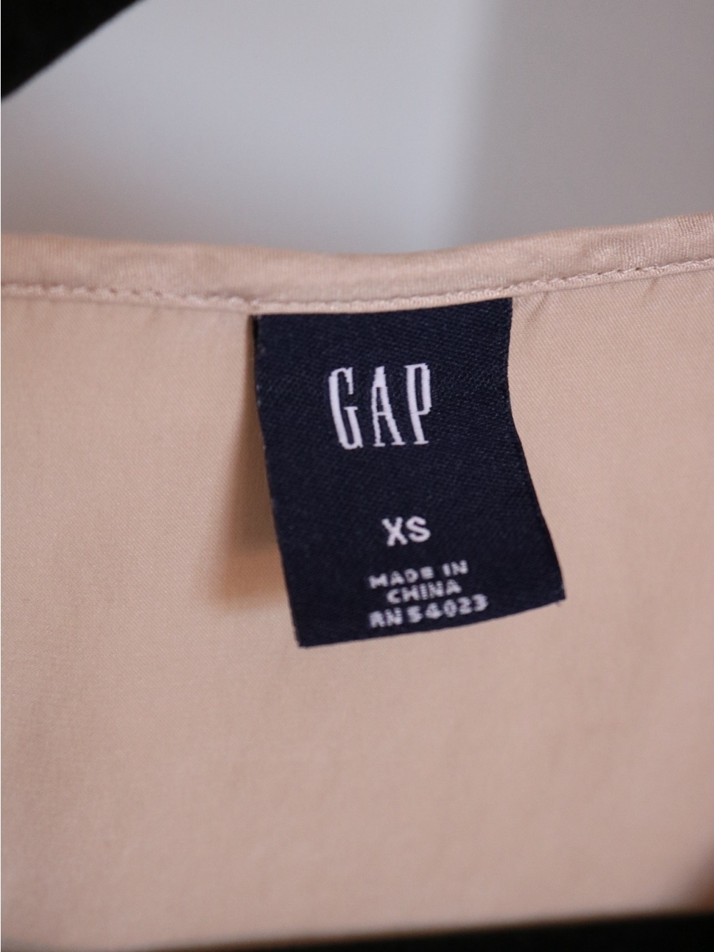 GAP 100% Silk Champagne Button Front Tie Blouse XS Peplum Puff Sleeve Y2K - Picture 6 of 14